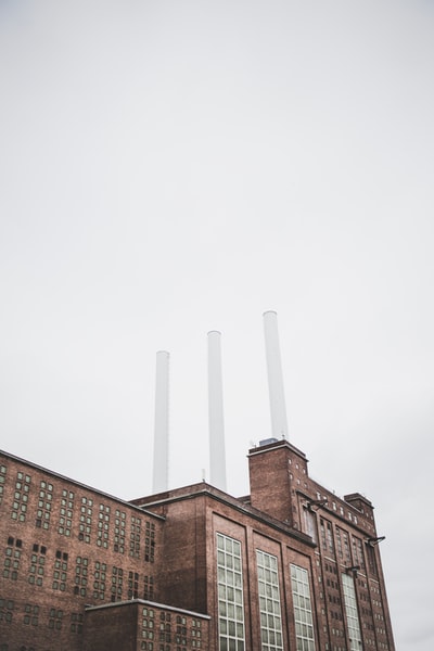 晴空下的棕色工厂